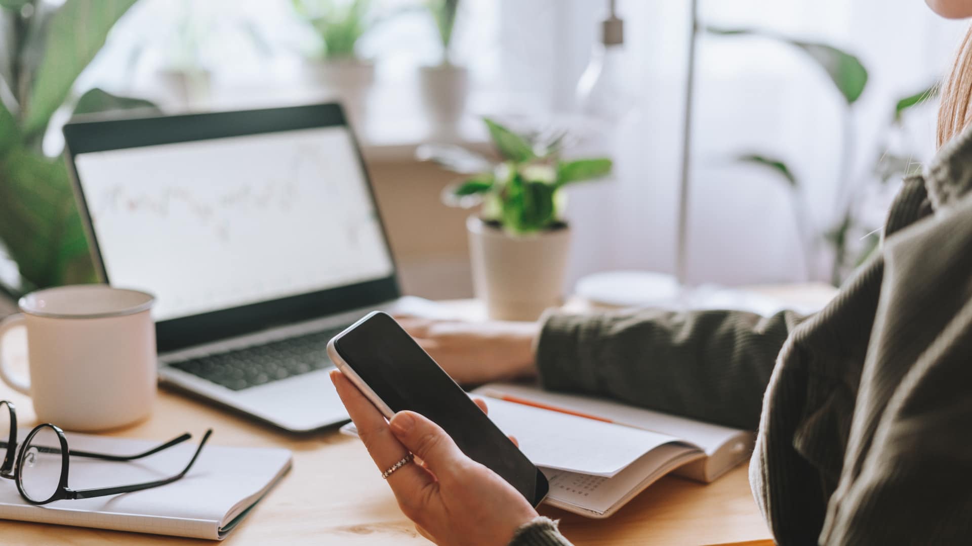 Office-Desk-CellPhone